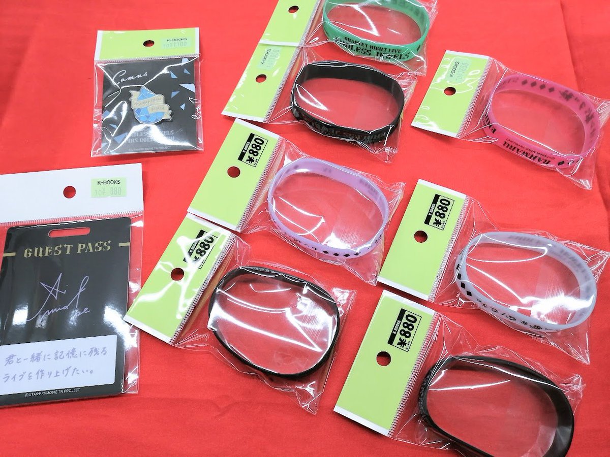 kbooks_live's tweet photo. 【入荷情報】

「うたのプリンスさまっ」

QUARTET NIGHT LIVE ENDLESS JEWELS

事前通販特典のラバーバンドやタオル、
今回初入荷の兵庫公演グッズまで多数入荷しました！

ライブ関連グッズまだまだお持ち込み募集中です💌
東京公演の準備にも是非✨

#kbooks　うたプリ　カルナイ　カルライ https://t.co/04lL4Bb5xJ