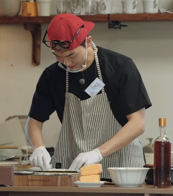 joannequoa's tweet photo. #SHSE socmed au where, suho is a cooking creator who posts his tutorials online. beautiful and talented-he's all juntae talks about. sieun doesn’t listen or care, until juntae forces him to follow a tutorial..

and somehow, watching a stranger make a tutorial changes everything. https://t.co/rWAEH6hHC0