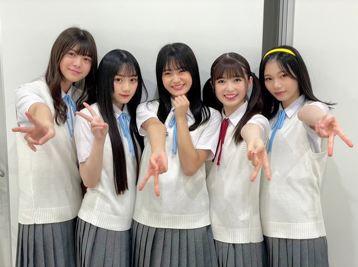 shupra004's tweet photo. ←若い女の子の写真ポーズ

→若い子のポーズを真似した時の私 https://t.co/ndmaGzBNBJ