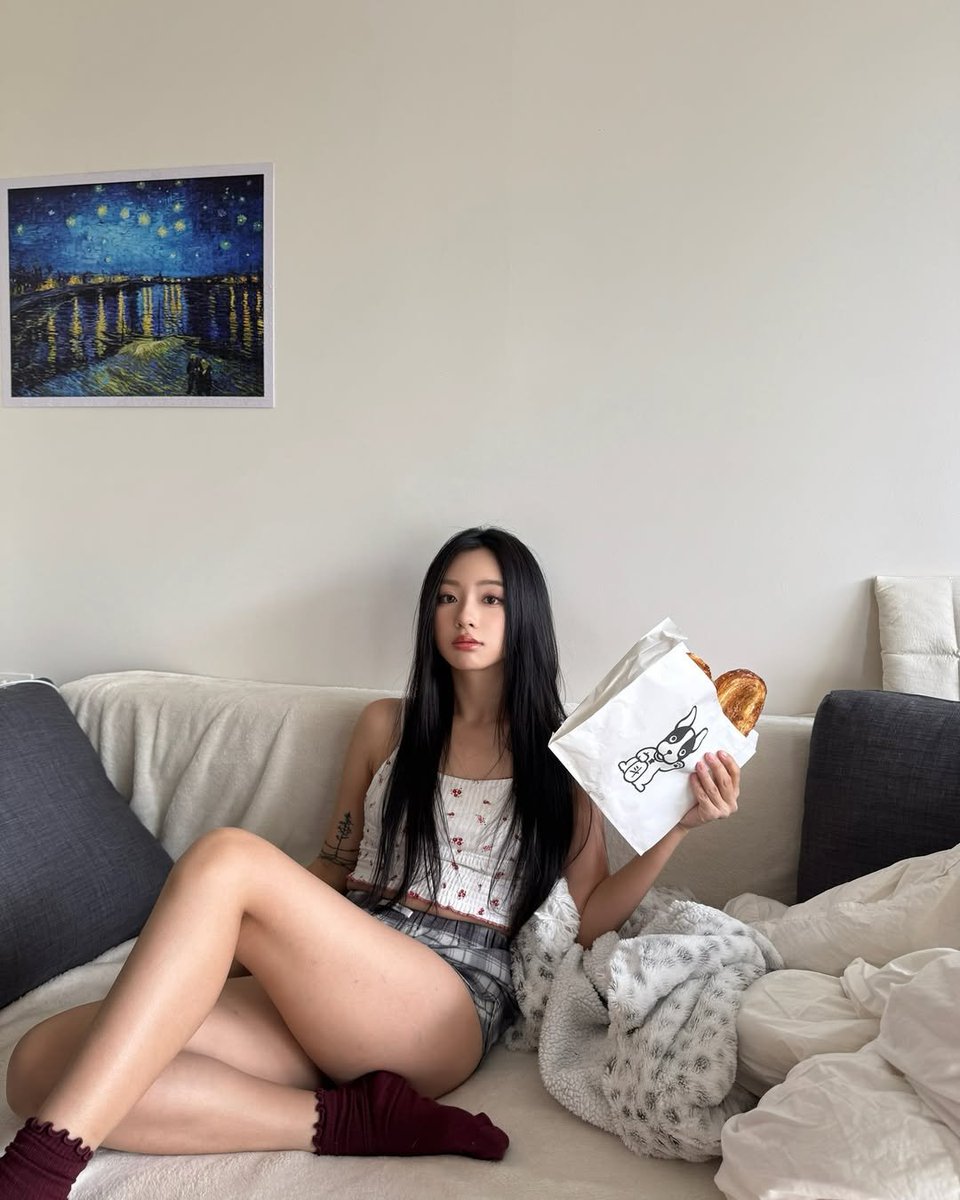 ethorielle's tweet photo. ️️
📍 Senayan Residence Apartment.

Enjoying my day-off with a not-so-productive-but-productive thing. 

Netflix and eat. ෆ
 ️️ https://t.co/GQUlonqyXM