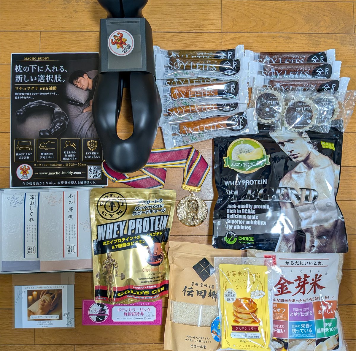 K81286291's tweet photo. 先日のボディメイク大会で、一般の部で優勝することができました☺️

50歳近くでも、コツコツと凡事徹底で積み重ねれば結果につながる。
そんなことを少し感じられて、自分を少し褒めてあげたくなりました☺️

支えてくださる皆さまに心より感謝です😭 
副賞の豪華さにも驚きました😳 https://t.co/0ljEd6mZSW