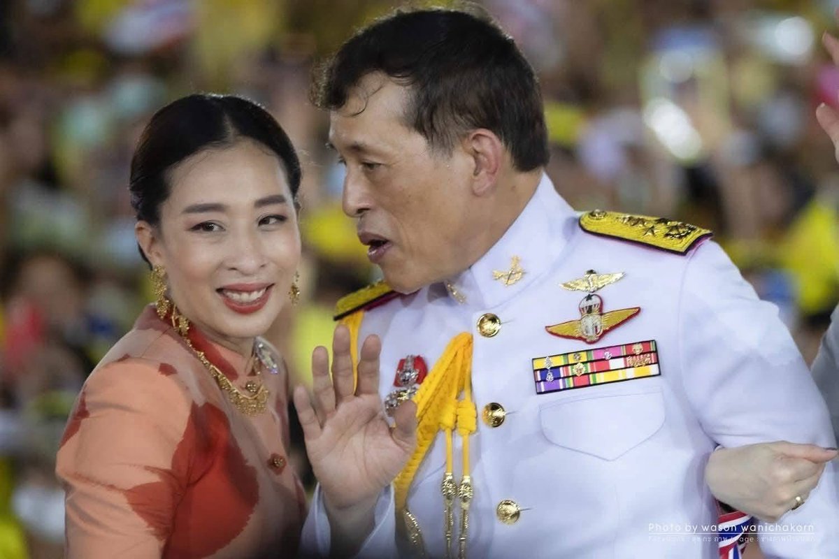 Darunee_2554's tweet photo. ชอบภาพเซตนี้ … “ความสุขท่ามกลางประชาชนของพระองค์” … ประชาชนก็มีความสุข มีรอยยิ้ม https://t.co/kiRFSTGUOz