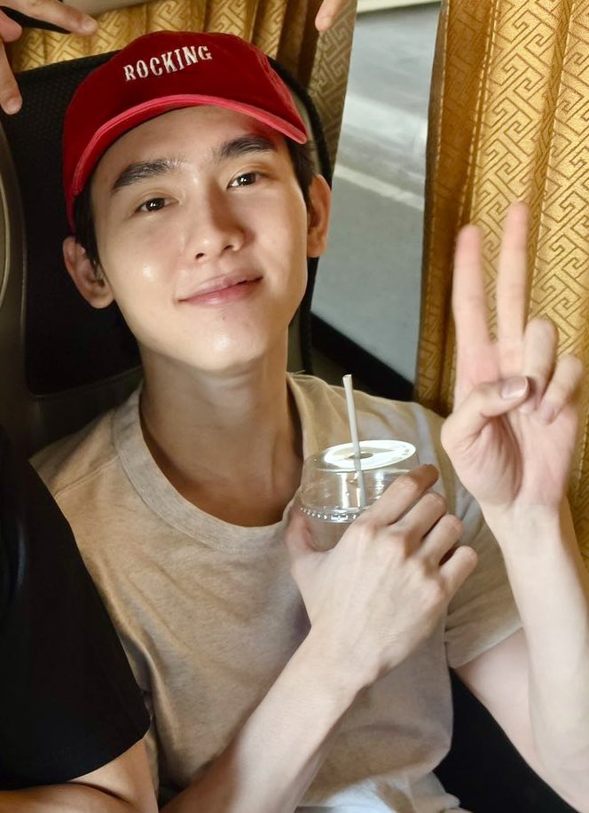 _iamooh_'s tweet photo. น้องบุ๊คน่าย๊ากง่ะะ เหมือนเด็กเร้กกำลังนั่งรถไปทัศนศึกษาเย่ยย ฮื่ออออ ㅠㅡㅠ🎀

FORCEBOOK FUN MOMENT
#GmmtvOuting2026 https://t.co/BiOWCUCMdV