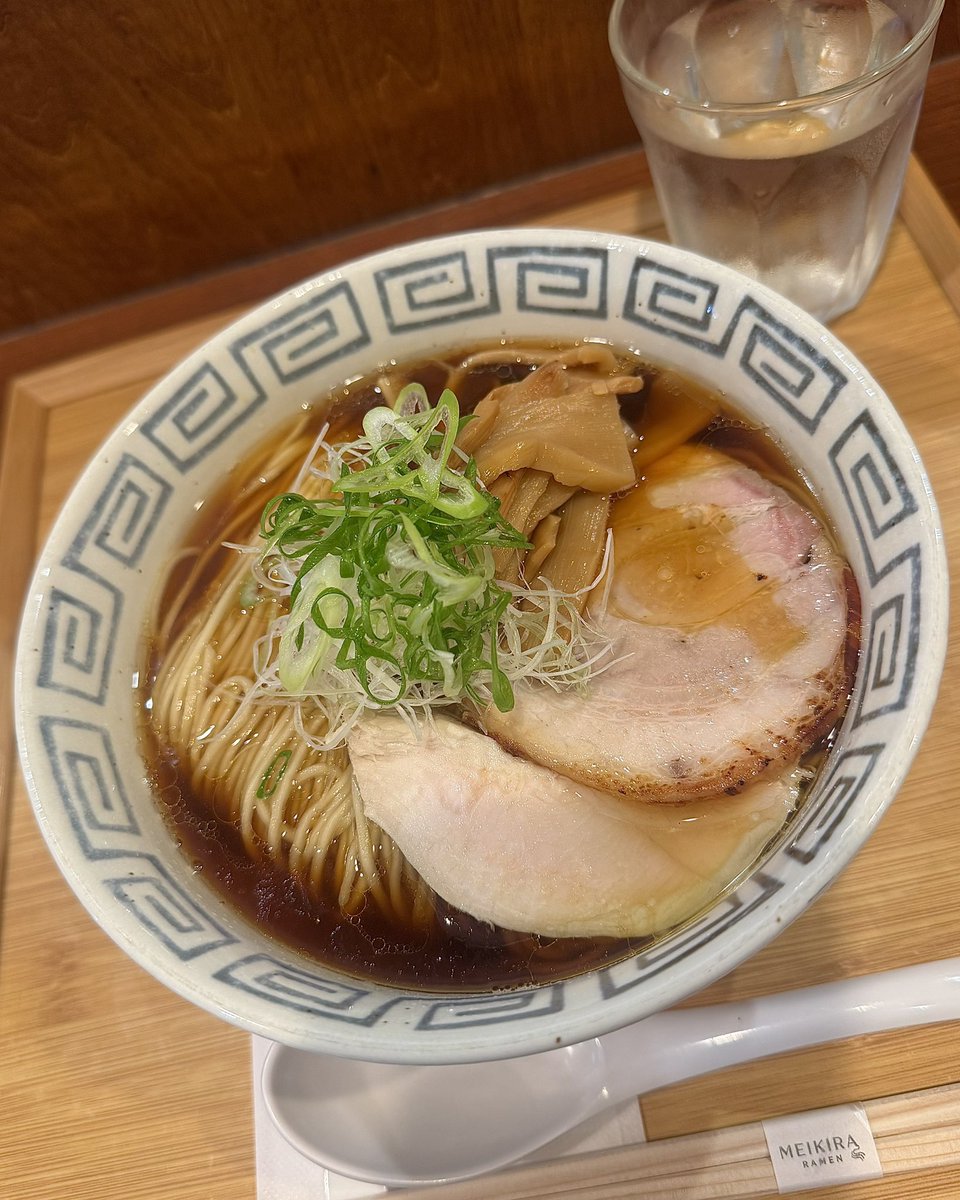 773Murano's tweet photo. RAMEN MEIKIRA
  ＠天竜川（静岡県 浜松市 中央区）
【 しょうゆ 】￥1000
  大盛り ￥50
  メンマ増し ￥100

絶対何か変えたとしか思えないほど美味しかったので聞いたら、何も変えてないって🙋‍♂️
ごちそうさまでした‼︎☺️ https://t.co/sugOitT6Mk