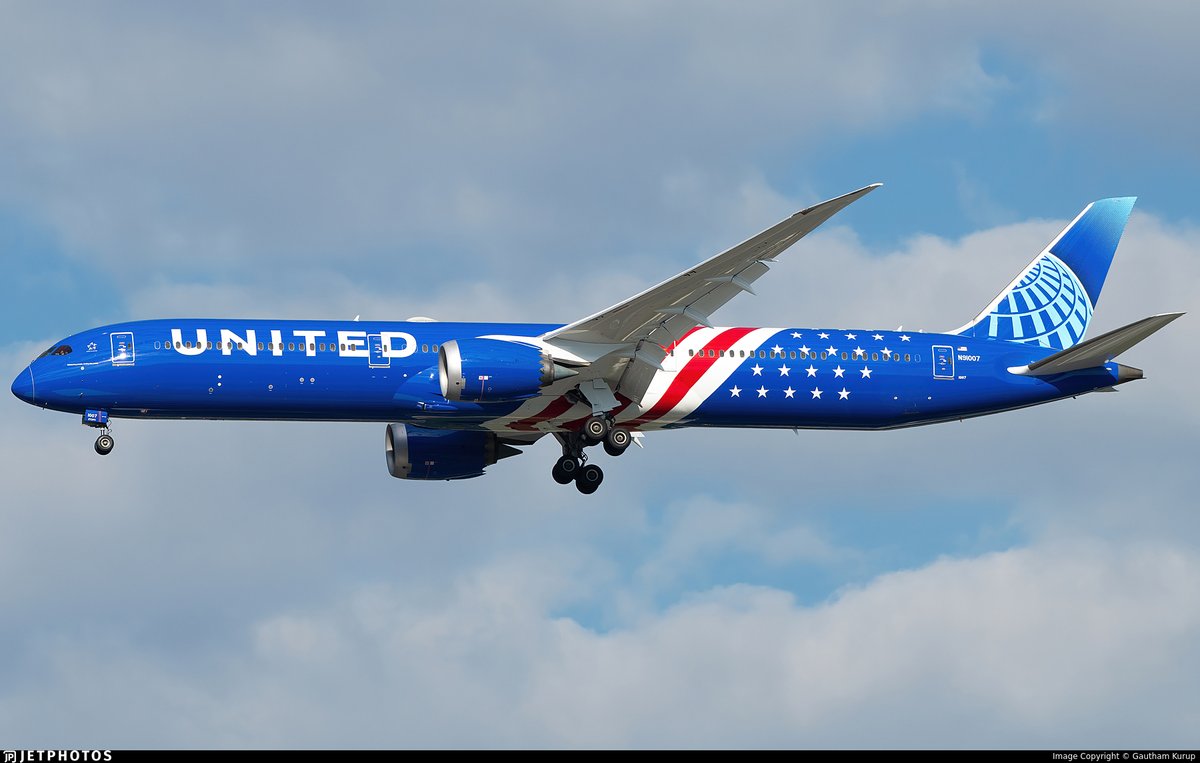 JetPhotos's tweet photo. Our first look at United Airlines’ new Stars and Stripes livery on its 787-10. A 737-800 has also been painted with this livery. 
https://t.co/6s92gB9LTG © Gautham Kurup https://t.co/DhiZqR8TbT