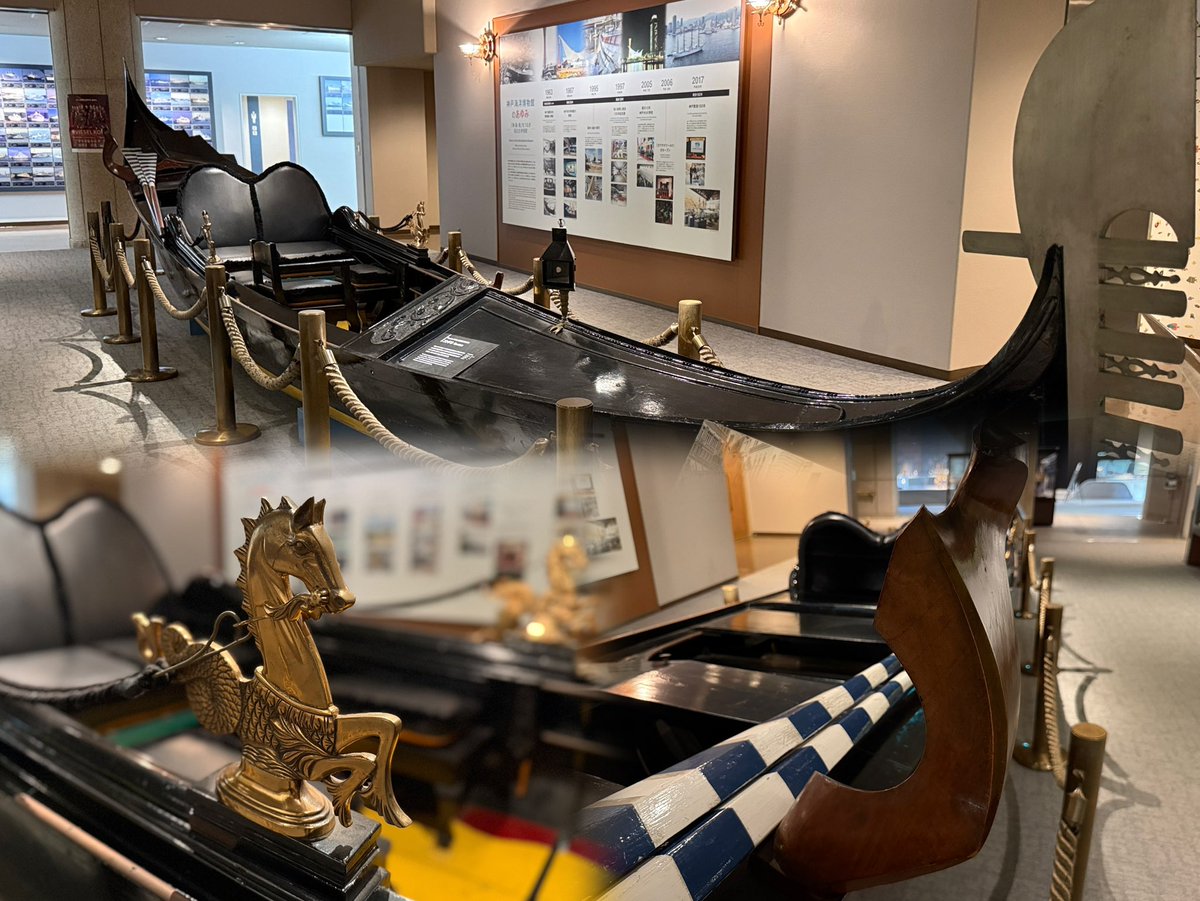 kobe_maritime_M's tweet photo. 《展示紹介：ゴンドラ🇮🇹》

1968年イタリア政府とベニス市のご厚意で、日本に初めて輸入された実物のゴンドラ！

ギリシャ神話で海神ポセイドンの戦車をひく、半馬半魚の海獣ヒッポカムポスの装飾や、オール(櫂)かけがお近くでご覧いただけます✨

#神戸海洋博物館　#神戸 https://t.co/TCvrffBMzD