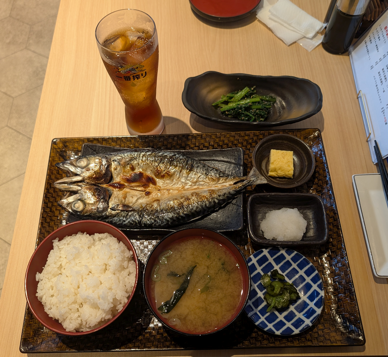 kichilog's tweet photo. 焼き魚を食べたくて「吉祥寺エクセルホテル東急」裏の「SABA食堂 吉祥寺 小助酒場」で「金華さば開き定食」を注文。もう一品「小松菜ゴマ和え」も追加。タップリ身のついた大きな金華さばを骨までしゃぶって堪能しました。ごちそうさま。
#きちログ
https://t.co/ttCGIB3TtN https://t.co/9txHG5AFpv