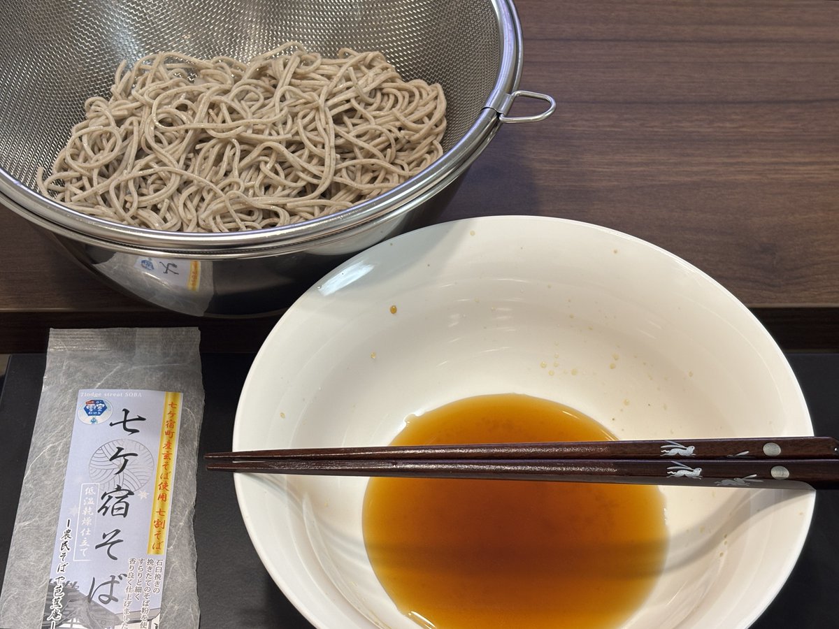 Marsa_S2000's tweet photo. カスのザル蕎麦
食器が絶望的に足りないけどおいしい https://t.co/FcIZkTE3yI