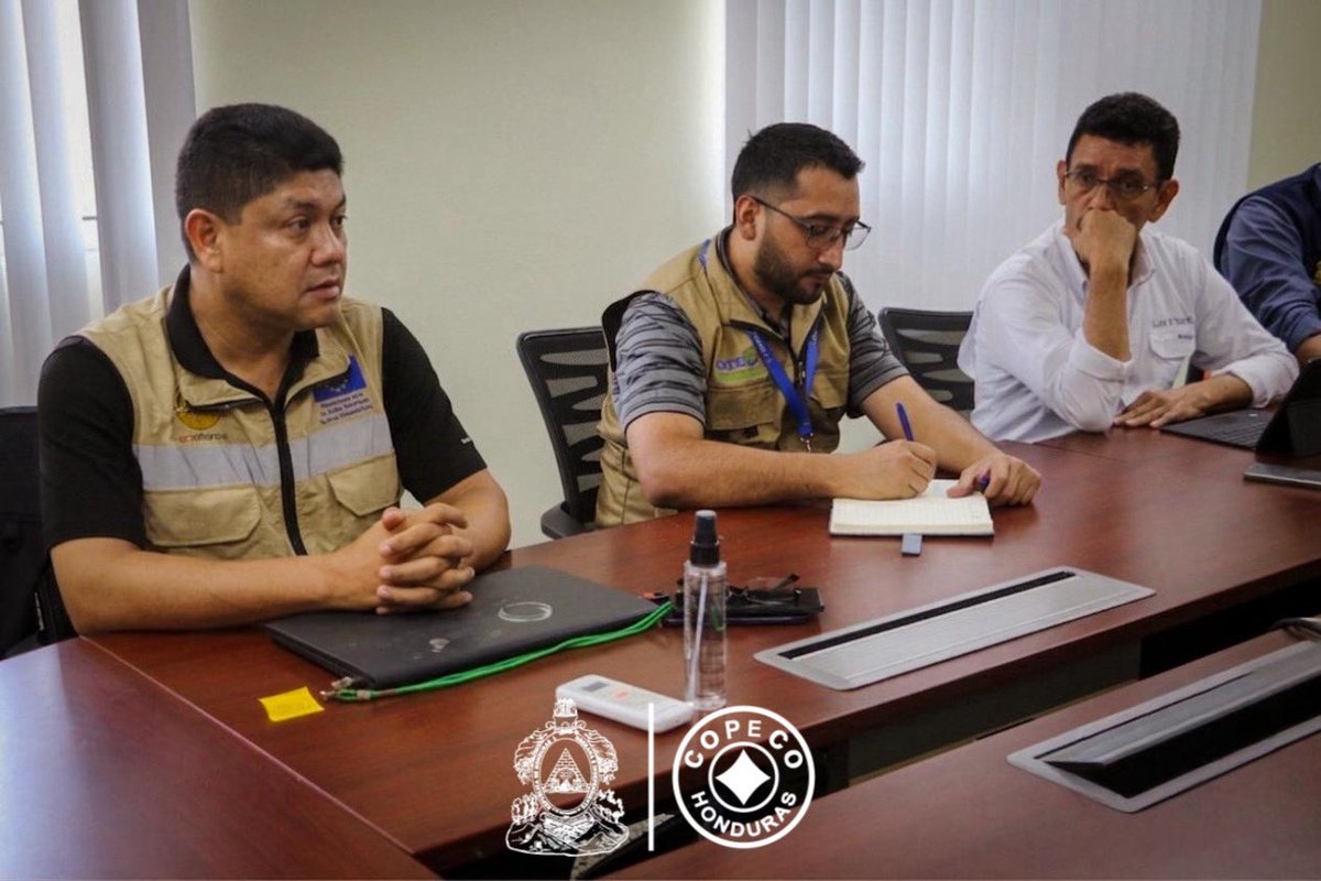 copecogob's tweet photo. COPECO fortalece alianzas para mejorar respuesta ante emergencias por lluvias en San Pedro Sula
El ministro de COPECO, Reinaldo Sánchez, junto a su equipo técnico, sostuvo una reunión con organizaciones cooperantes como #GOAL y #CASM, #TROCAIRE , Y #CATIE que trabajan en el Valle de Sula, con el objetivo de fortalecer la capacidad de respuesta ante emergencias provocadas por las lluvias en la ciudad industrial.
Durante el encuentro, se abordó la necesidad de mejorar los mecanismos de medición y los sistemas de alertamiento temprano, a fin de anticipar incidentes y desastres asociados a las lluvias.
COPECO también hizo un llamado a las organizaciones cooperantes a sumar esfuerzos para atender de manera integral la problemática de inundaciones y avanzar en sistemas más eficientes de alertas tempranas en San Pedro Sula.
🤝 El trabajo articulado es clave para anticipar riesgos y proteger a la población.
#COPECO #GestiónDeRiesgos #ValleDeSula #SanPedroSula #Prevención #AlertasTempranas #Lluvias #Inundaciones #TrabajoEnEquipo #ProtecciónCivil