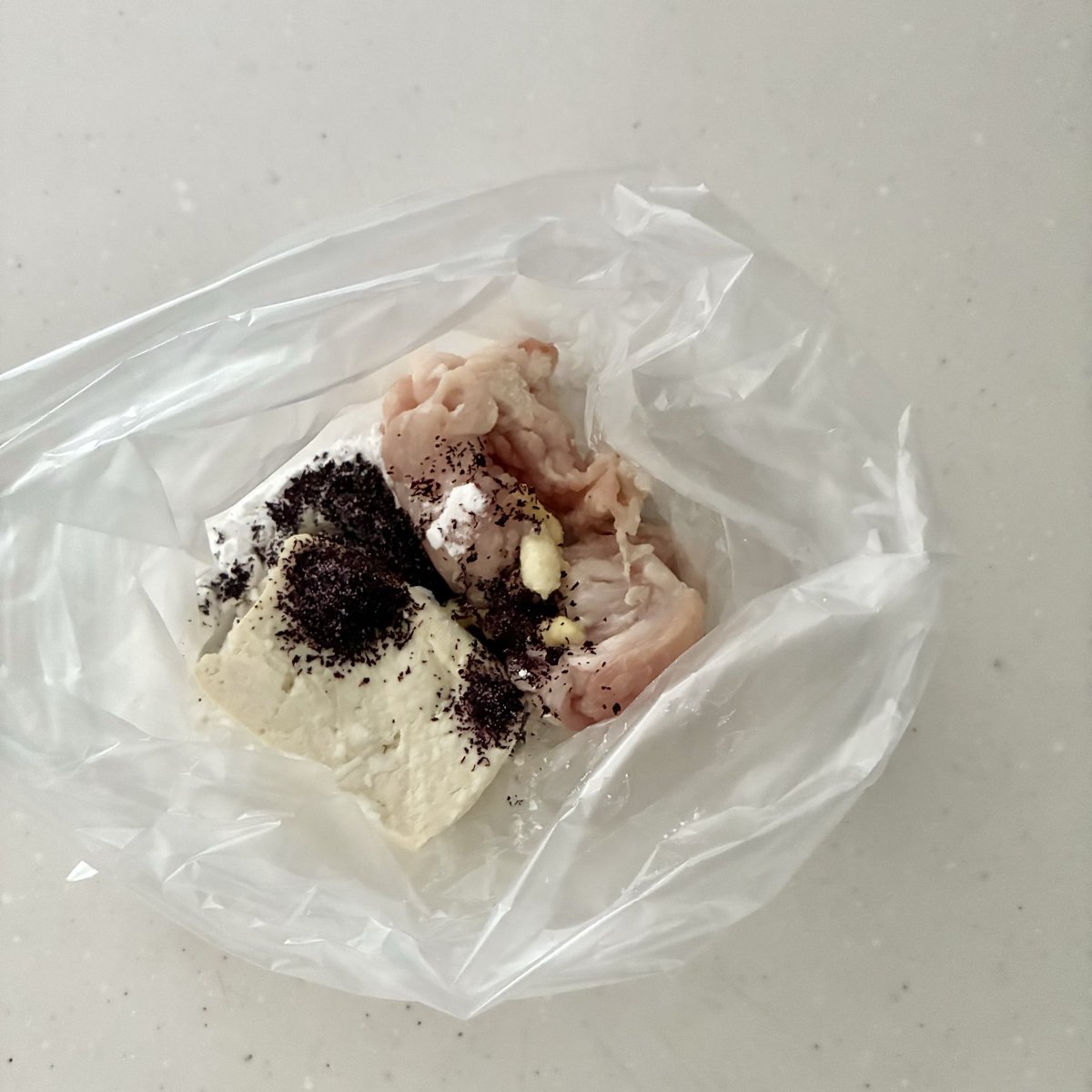 Sakichan1230's tweet photo. お弁当のおかずにぴったりの【お豆腐入り豚こまゆかり唐揚げ🐷🌸】
材料をよーーく混ぜて揚げ焼きするだけだしお豆腐入だからふわふわでゆかりの塩加減と風味もとっても良いです https://t.co/Ar2ltLWPs3
