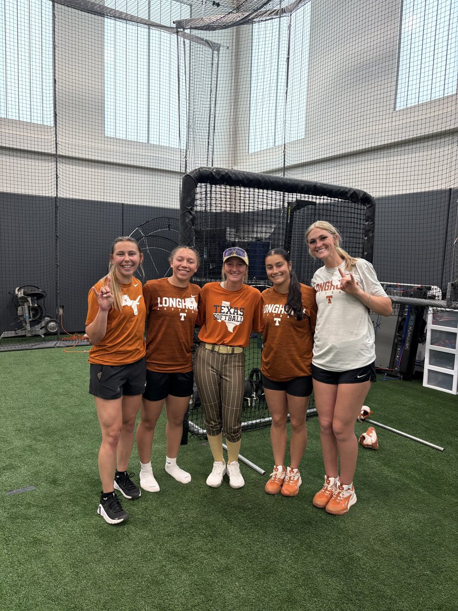LondynM2030's tweet photo. Thank you @TexasSoftball, @TexasCoachWhite, Coach @PattieeeRuthhh, and the Texas players showing us how to have fun at the Texas Elite Camp. 
I appreciate the opportunity to learn so much from these elite athletes and coaching staff. I had the best time competing. #HOOKEM https://t.co/IXPWPxEKp0