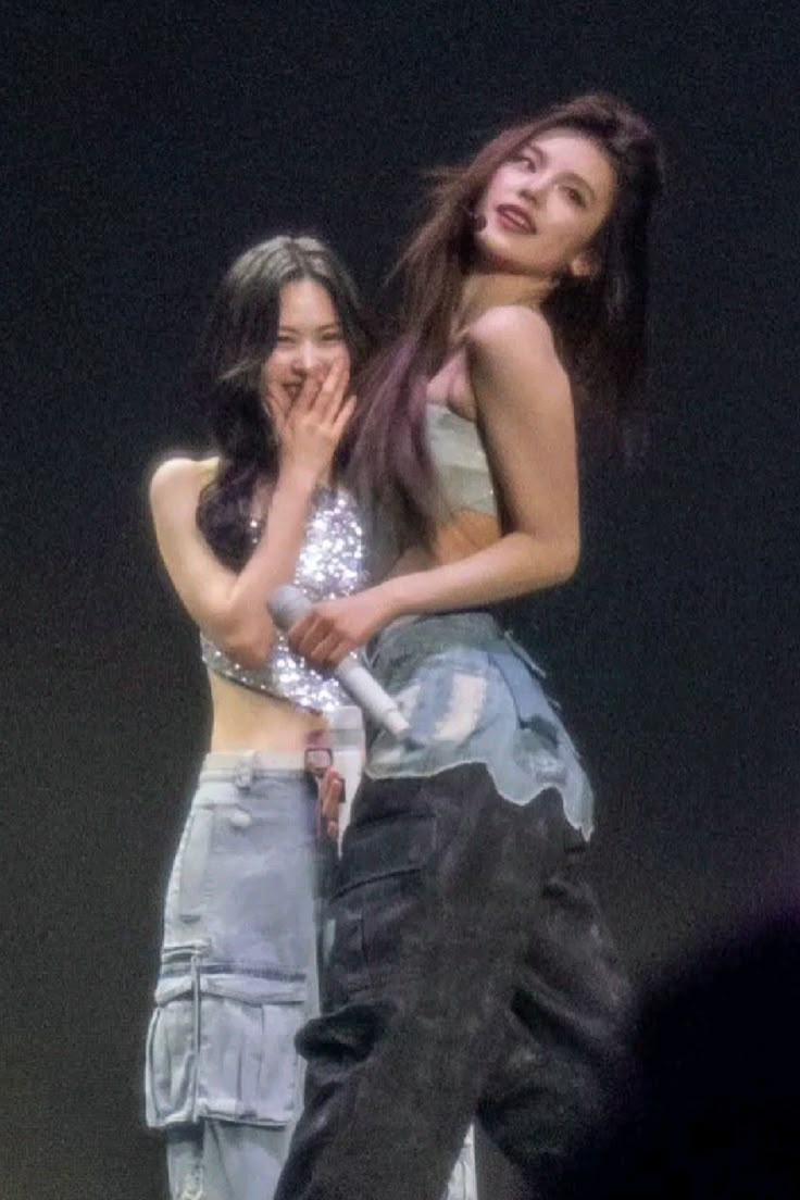 itzyshots's tweet photo. ryujin gay panicking over yeji https://t.co/NZVSt7bVUK