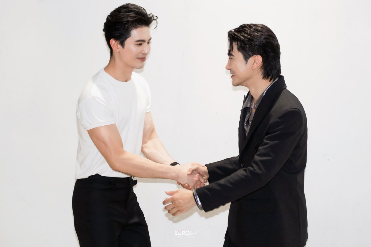euroyswofficial's tweet photo. คนนี้ใช่พี่ดาราคนนั้นไหมครับ🫣 ขอบคุณพี่สนที่แวะมาทักทาย 🙏🏻 ว่าแต่น้องยูโรมีอะไรจะบอกไหมครับ 👀

EURO AS PHAYU IN ONCE AGAIN #OnceAgainWithEuro
#ONCEAGAINGalaNight 
#ONCEAGAIN #อีกสักครั้ง 
#Euroyotsawat #ยูโรยศวรรธน์ #SonEuro https://t.co/q5ti4SgBoV