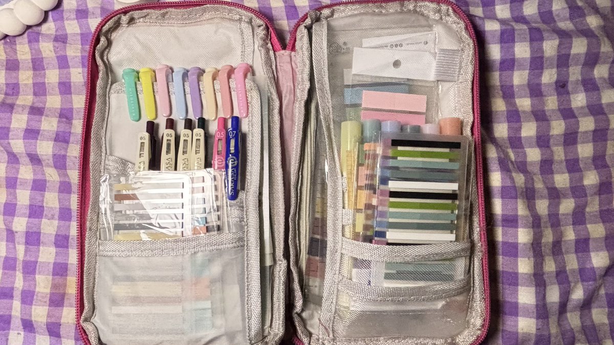 melaardhi's tweet photo. Aku suka banget anotasi buku, sebuah kegiatan  coret-coret buku, nandain yg penting dan menarik. 

Awalnya cuma buku non fiksi yg aku anotasi, lama-lama buku fiksi juga. Bahkan setiap aku pergi, aku bawa pulpen, mildliner, dan juga book tabsnya. 

Proses ini jg membantuku untk lebih engage dan lebih memahami isi bukunya😆✍️💜💖

Kalian ada yang suka anotasi juga nggak?