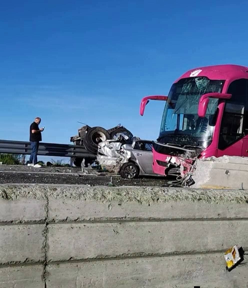 MLopezSanMartin's tweet photo. Tragedia en la México-Puebla

Una cámara captó el momento en que un tráiler chocó contra el muro de contención en el km 46, a la altura de Ixtapaluca

El accidente dejó un conductor muerto, seis personas heridas y severo caos vial en ambos sentidos 

📹 @AztecaNoticias https://t.co/rbX6i6lvtV