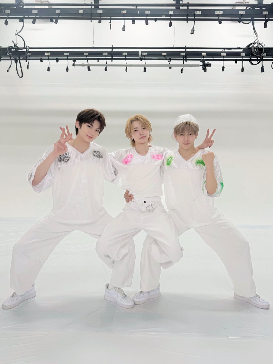 aoen_official's tweet photo. 💙#aoen日和📷☀️260621
#琉楓🐬 #輝🦢 #颯太🐈‍⬛

📻TOKAI RADIO『aoenのチアラジ！』
ありがとうございました💙

#TOKAIRADIO #チアラジ
#aoen #アオエン
#RUKA #HIKARU #SOTA https://t.co/qOioRYIvhB