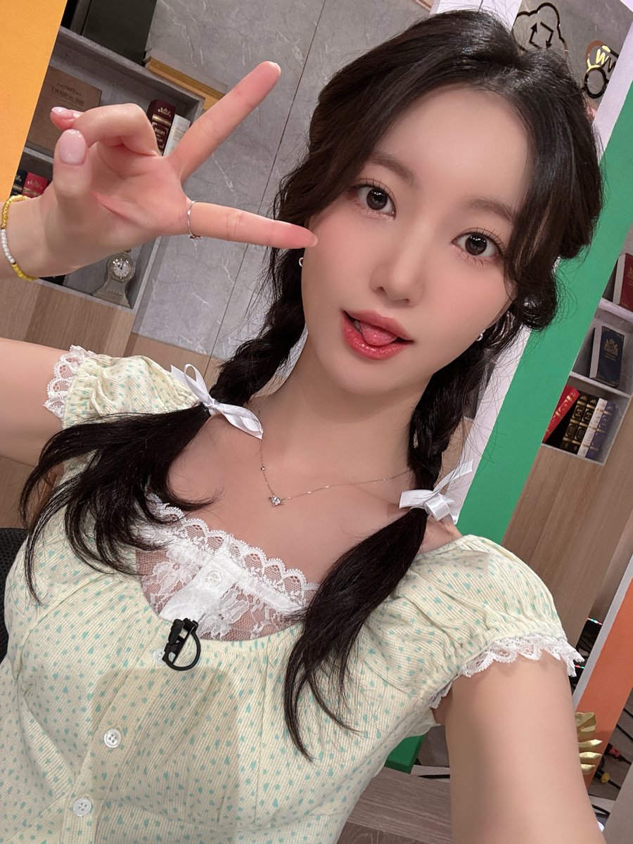 8_OHMYGIRL's tweet photo. [#OHMYAir] 잠시 후 7시 10분, ‘KBS1 이슈 Pick, 쌤과 함께’에 #유빈 이 출연합니다📝
이슈 Pick! 하고 새로운 지식도 +1📚오늘도 유빈이와 함께 배움의 즐거움을 느껴봐요🧑‍🏫

#오마이걸 #OHMYGIRL #OMG https://t.co/WJb5DNzYJy