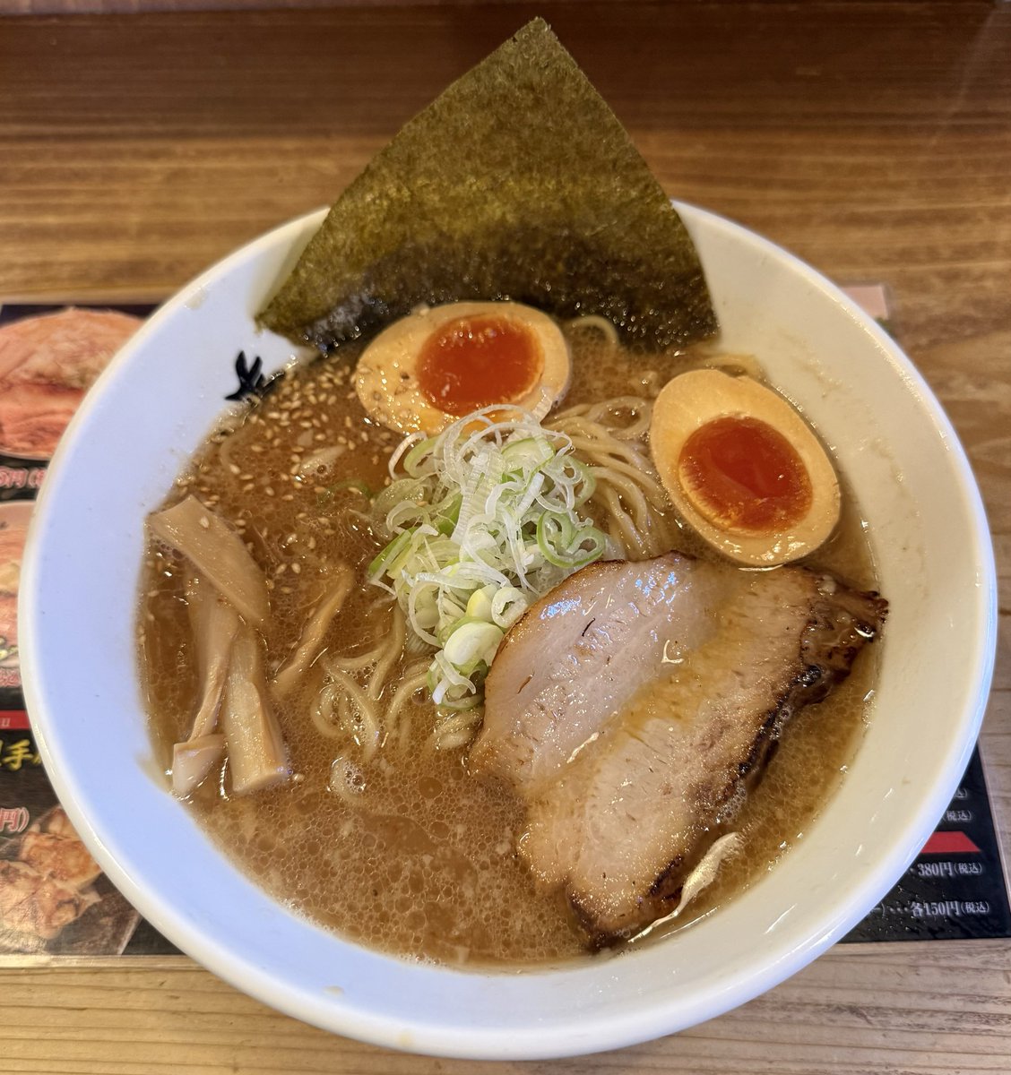 hiro04151965's tweet photo. 今日の昼ご飯🍜
［春一家  三代目  麺宿］
醤油らーめん＋とろとろ味玉
1110円

ご馳走様でした🙇‍♂️ https://t.co/Ei4VDvaBGB
