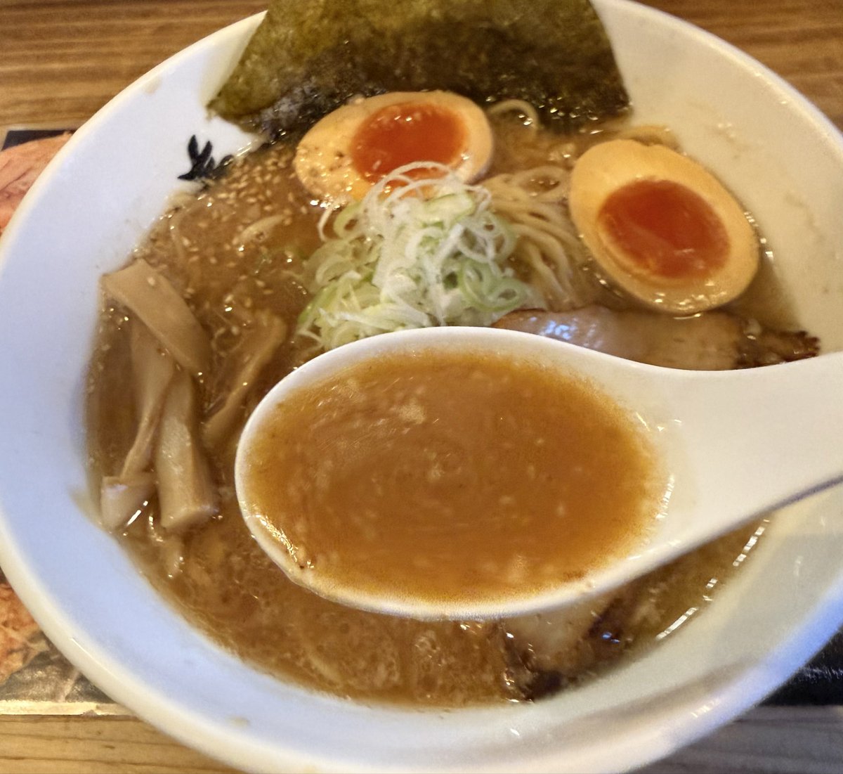 hiro04151965's tweet photo. 今日の昼ご飯🍜
［春一家  三代目  麺宿］
醤油らーめん＋とろとろ味玉
1110円

ご馳走様でした🙇‍♂️ https://t.co/Ei4VDvaBGB