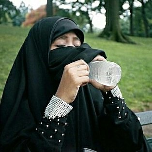 JanWBakkerNL's tweet photo. Marjolein Faber (PVV) heeft in de TK steun uitgesproken voor de visboer die weigerde een haring te verkopen aan een radicale moslima in nicab; hij wordt namelijk vervolgd. Faber vindt juist dat de moedige visboer een lintje moet krijgen. 
https://t.co/SbRv2SLsl7 #wilders https://t.co/83M7buIPhI