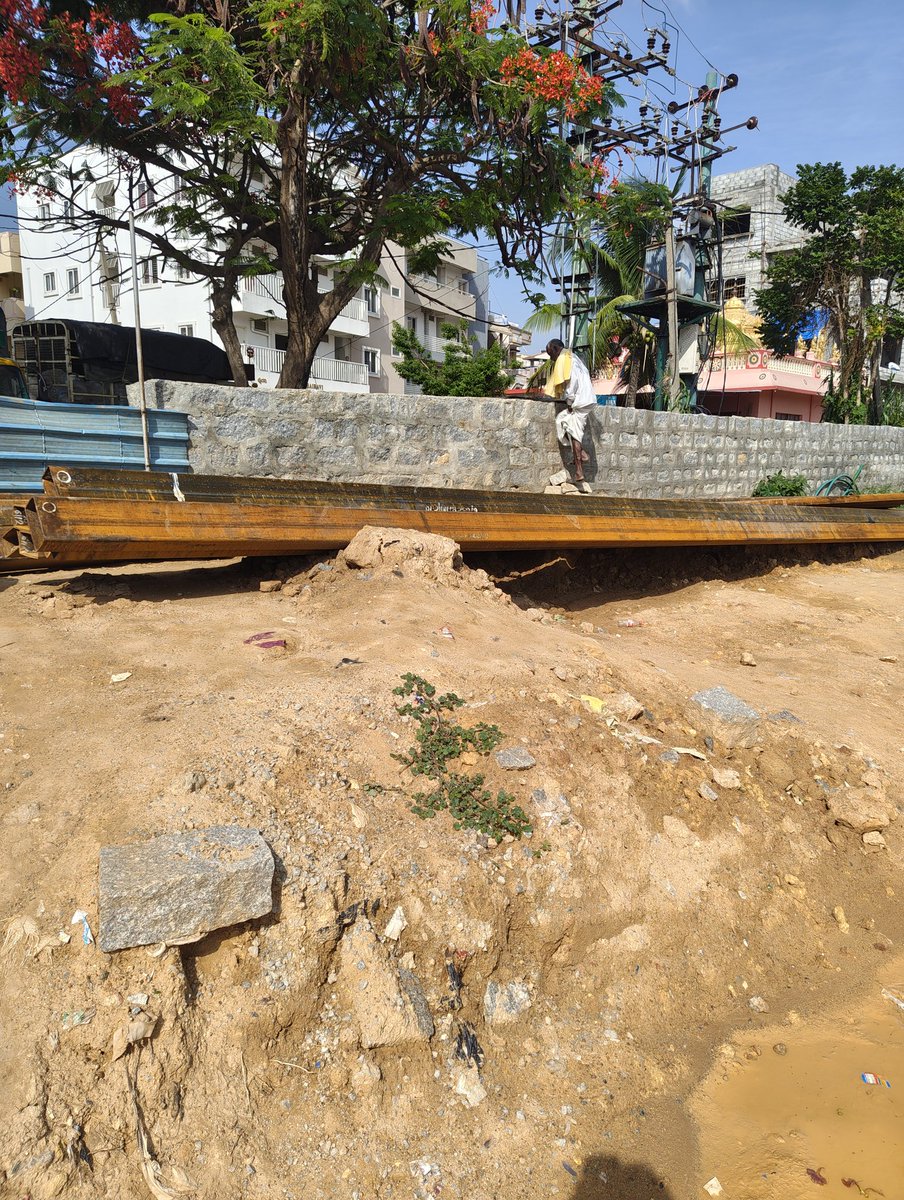 ChakkaraiPongal's tweet photo. @ICCCBengaluru @ChristinMP_ @SWRRLY @drmsbc @RailwaySeva This is how you're supposed to cross Hoodi Railway Station. And there's no other option 🙃 https://t.co/gsXTwtINrq