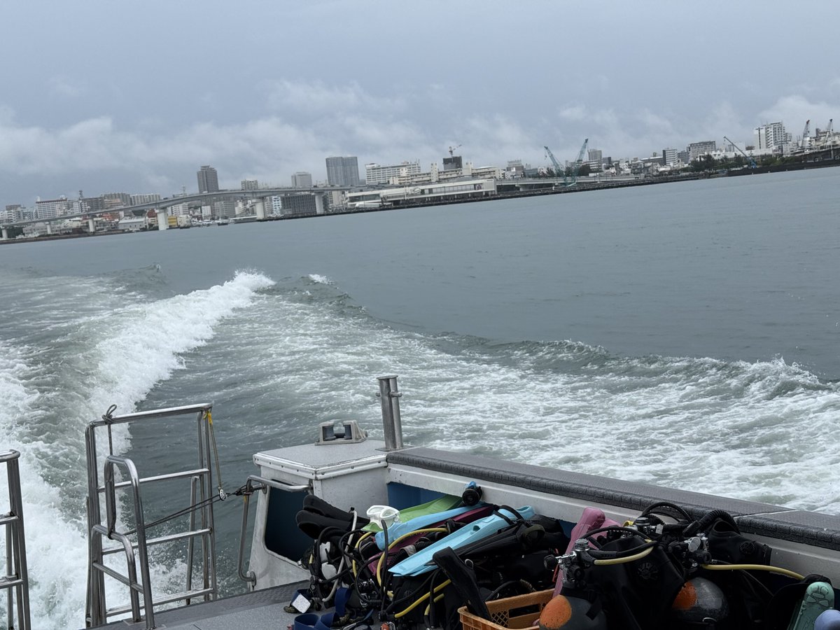 Mrs_sumishaka's tweet photo. 天気はちょっと残念だけどダイビングにしゅっぱつー！ https://t.co/8eu9R1ho8o
