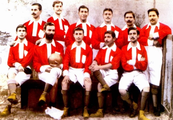 marco__pires's tweet photo. @igormadeira84 @ElCapitanSLB O Benfica só começou a usar meias vermelhas quando foi obrigado a adquirir um equipamento alternativo branco – com atilhos e vivos vermelhos na gola e mangas – optando por usar meias vermelhas em vez das tradicionais “pretas acinzentadas” que vinham de 1904. Estávamos em 1943/44. https://t.co/ph8RQUVMYF