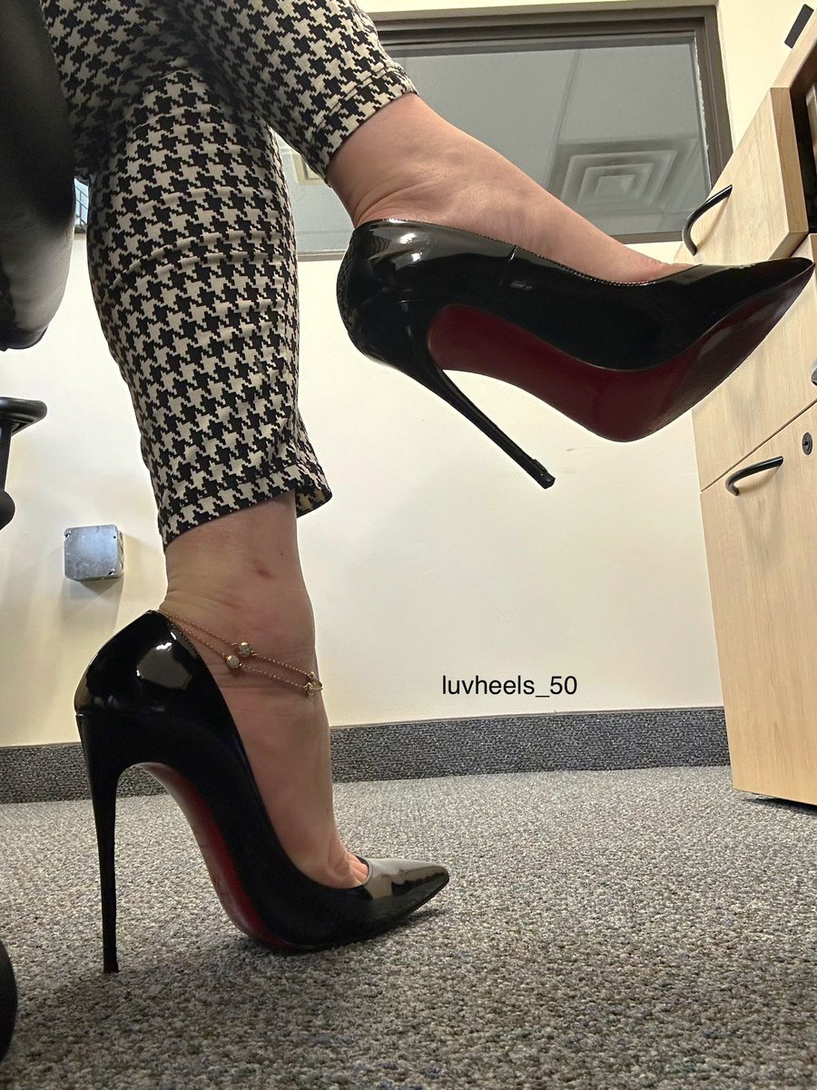 luv_heels's tweet photo. #luvshoes #highheels #louboutin #heels #shoes #mondayvibes #officelife #houndstooth #sokate120 #classicblack #stilettos #heelsoftheday https://t.co/biVNxvpTQK
