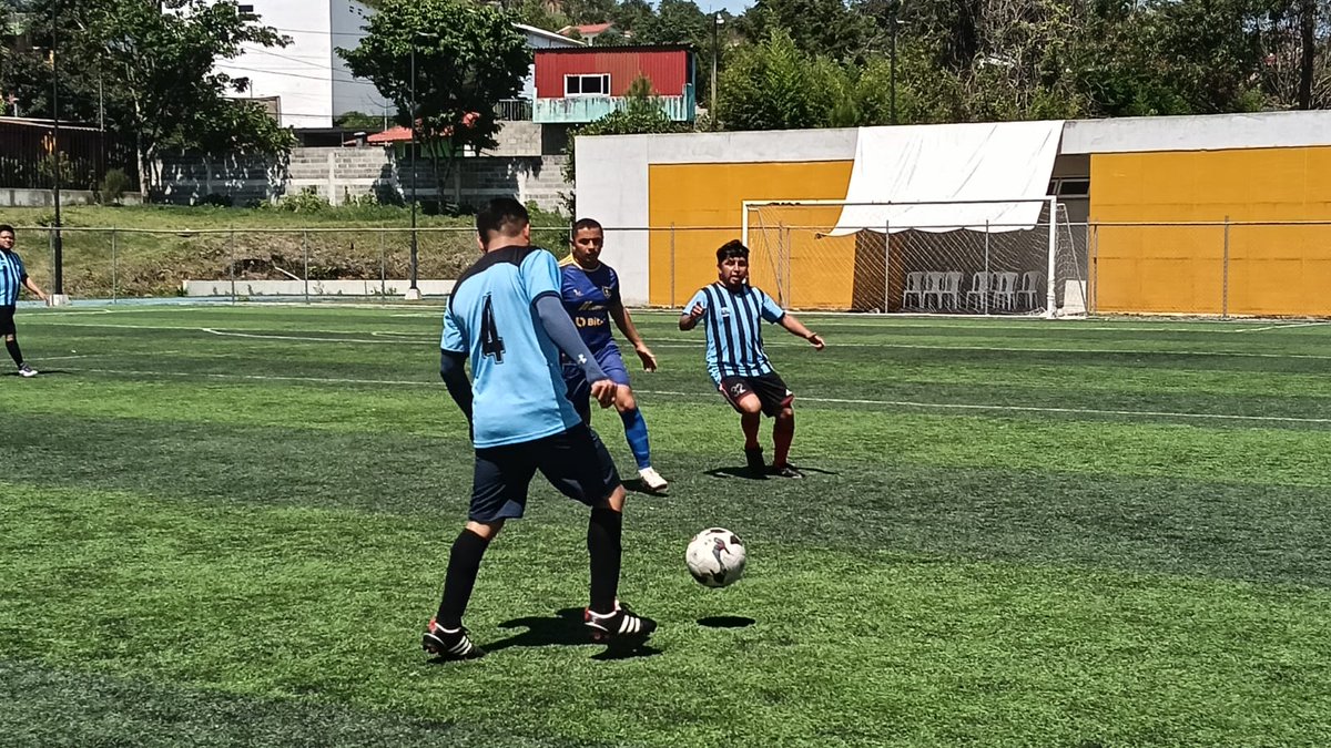 deportemcd's tweet photo. #AltaVerapaz | ⚽🏆 ¡El @pdelapazcoban fue el escenario de los Juegos Deportivos Magisteriales Departamentales Cobán 2026! Los docentes vivieron una  jornada de integración, compañerismo y espíritu deportivo. 🙌

#VidaActivaYSaludable
#DeporteGT https://t.co/2TmQA0PgAd