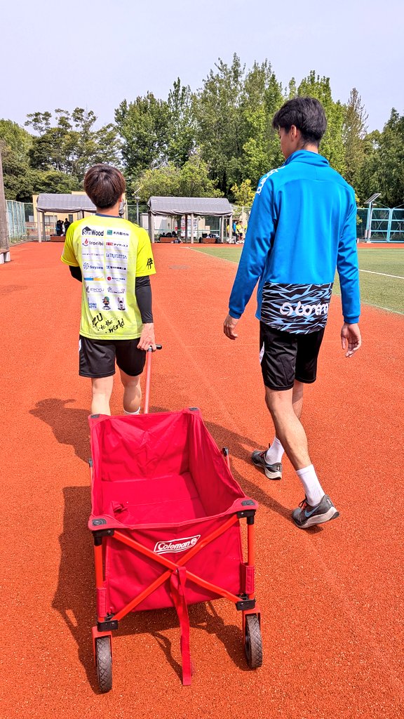 labola_sweet12's tweet photo. 【スクイーズボトルと氷に追われる夏。その先にある、地域リーグという不思議な世界線】
​
​「夏は永遠にドリンク作ってますよねー！」

​練習試合の合間、水飲み場のところで静岡大学サッカー部のマネージャーさんたちと顔を合わせ、思わず笑い合ってしまいました。

彼女たちも「試合を観られる時間はトータルで3分あるかないか」だと言います。

カテゴリーは違えどピッチの裏側を支える裏方同士共感しかありません。

​特にこれからの季節は、まさに「氷と時間との戦い」です。
​冬場は水道水だけで済むボトルも、夏場はそうはいきません。現在は氷3割、水道水7割でスクイーズボトルの水を作っていますが、炎天下ではわずか10分でぬるま湯状態になってしまうことも。

そのため、ベンチに置いたボトルには飲水タイムに合わせて急ピッチで氷を継ぎ足します。キックオフから約20分後には飲水タイムを迎えるため、ここからはまさに時間との勝負。

その間もブロック氷は容赦なくどんどん溶け、一枚岩のように結合していきます笑

​先発とリザーブ全員の経口補水液ボトルを補充しつつ、さらにハーフタイム用として先発11人分のアイシング氷を袋に詰める――。

この一連の過酷な（！？）オペレーションをこなしていると、心の底から「本気でアルバイトを雇いたい！」と思ってしまうほどです笑

​最初から氷を6割、水を4割にするなど、工夫の余地はまだあるのかもしれませんが、他チームの担当者さんたちが一体どのようなオペレーションでこの猛暑を乗り切っているのか、ぜひ知恵をお借りしたいところです。

​そんな目まぐるしい週末のスタッフ業務を終えると、ふと感じることがあります。
それは、月曜から金曜の本業（普段の仕事）が、驚くほど「心穏やか」に感じられるということ。

週末のあの戦場のような忙しさに比べれば……と思えるのは、チームに関わっているからこそ得られる、ちょっと嬉しいメリット（？）かもしれません。

​でも、一歩ピッチを離れて俯瞰してみると、この「地域リーグ」という場所は本当に不思議な世界線だな、としみじみ思います。
​一言で地域リーグのチームと言っても、その背景はグラデーションに富んでいます。

選手やスタッフのなかにもそれを「本業」として、サッカーでお給料をもらっているプロフェッショナルなチームもあれば、私たちのようなチームもある。

​全く異なる環境で生きる人たちが、同じステージに立ち、同じルールのもとで、上のカテゴリーやJFL昇格という一つの大きな夢を目指して本気でぶつかり合っている。

​水道の蛇口の前で、汗だくになりながら一緒にドリンクを作った大学サッカー部の彼女たちも、きっとそれぞれの「本気」を支えているのでしょう。

環境は違えど、ピッチにかける熱量は同じ。
​そんな、少し不思議で、だからこそ愛おしい世界線に今、私はスタッフとして立たせてもらいとても充実した週末を駆け抜けています。

右の写真はこの日、公式戦とはすこし趣向を代えて用意した、元祖アイススラリーとも言える！？
「冷凍みかん🍊」

むしろ公式戦も毎回これでいい😋
という選手の声もありましたが…。

スタッフ協議により
冷凍みかんは、練習試合だけになりましたので次回TRMのお楽しみに
！？

今週末のリーグ戦頑張りましょう！