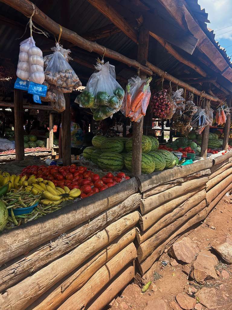 pcuganda's tweet photo. Across #Uganda, every #PeaceCorps Volunteer has one special connection: the local market. 🥑🍍 More than a place to buy food, markets are where Volunteers build relationships, learn from their communities, and connect through everyday life. 🇺🇬

#PeaceCorpsUganda https://t.co/Og7u8okL1v