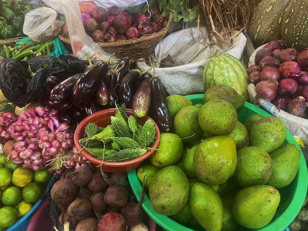 pcuganda's tweet photo. Across #Uganda, every #PeaceCorps Volunteer has one special connection: the local market. 🥑🍍 More than a place to buy food, markets are where Volunteers build relationships, learn from their communities, and connect through everyday life. 🇺🇬

#PeaceCorpsUganda https://t.co/Og7u8okL1v