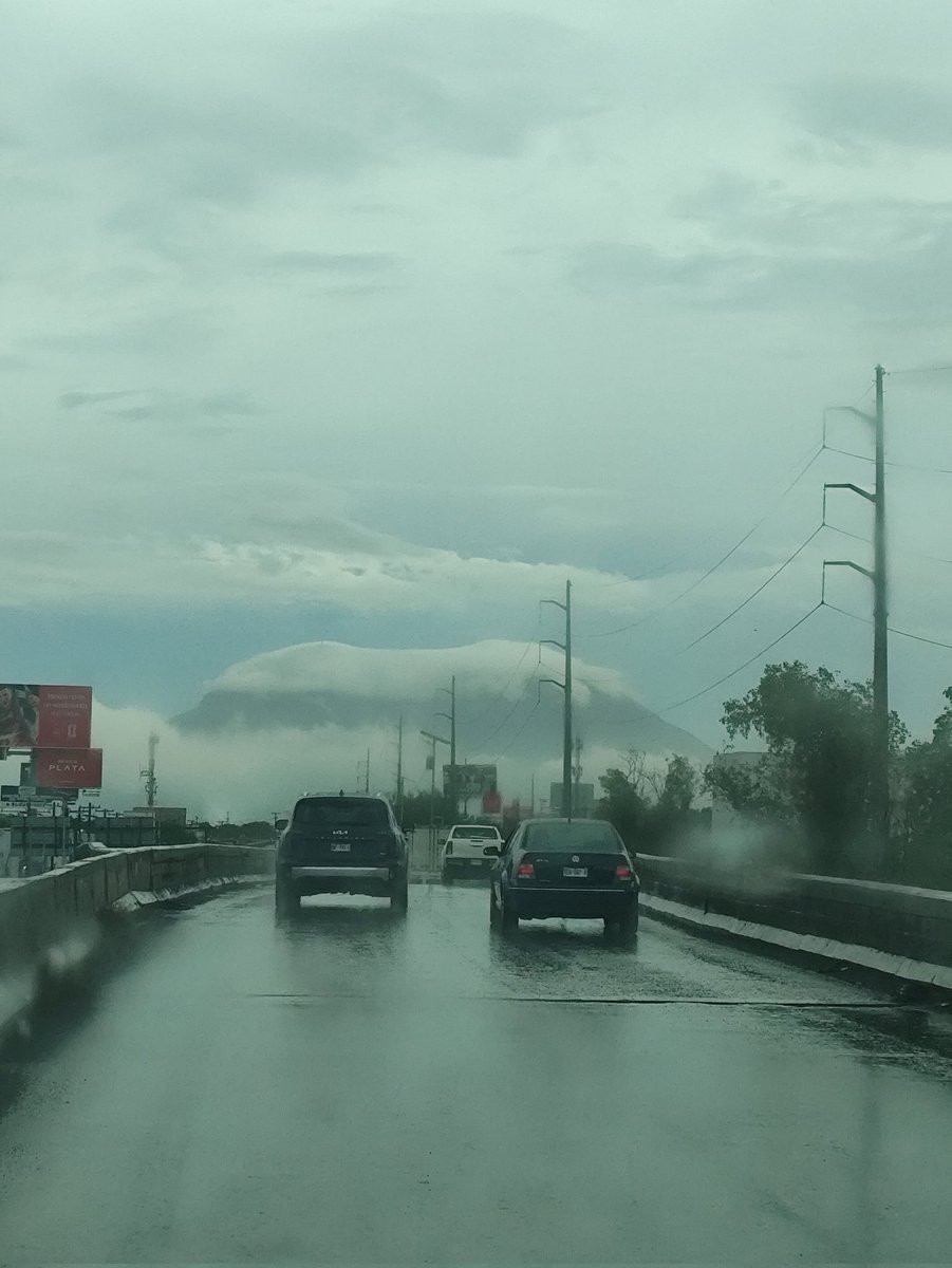 Mty_Leones's tweet photo. QUE chulo de bonito se ve el Cerro de la Silla encapotado. https://t.co/gQ51INawtN