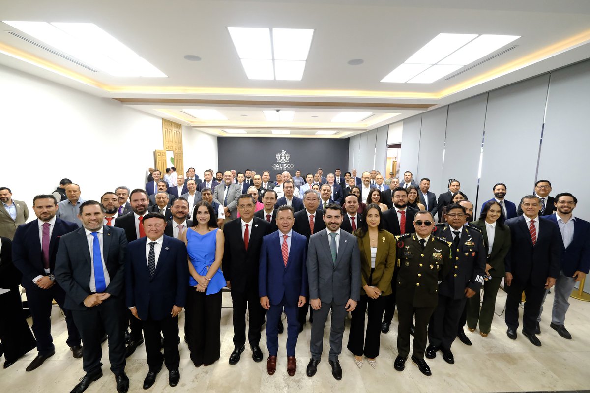 PabloLemusN's tweet photo. La Cámara Nacional del Autotransporte de Carga (@canacarmexico) es un sector clave en el desarrollo económico de nuestro estado, con quienes seguimos trabajando en equipo. Agradezco el impulso de Alfredo Cárdenas Garza por su gran labor realizada al frente y felicitamos a Daniel Flores Sahagún por la nueva encomienda como líder de la Delegación Jalisco. 

Nos comprometimos, con el apoyo de diputados estatales y federales, a darle avance a la propuesta de paraderos seguros para el transporte de carga. Queremos generar las mejores condiciones para que sus traslados sean seguros, invertimos en la rehabilitación y mantenimiento de la Red Carretera Estatal y la mejor tecnología como el próximo C5 para evitar robos a su mercancía.