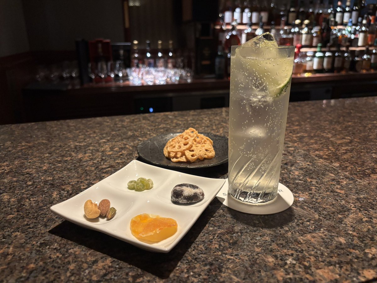 honu_s's tweet photo. 八王子に来たら見たかった京王プラザホテルのメインバー「SOTOBAR」にあるsaoriさんのS30号の大作〝未完の太陽〟を見て、美味しいカクテル🍸を味わってきました☺️✨
#下描きなしの一発勝負 #saori #SOTOBAR #八王子 #zebra #世界1のマッキーアーティスト #ventangle
https://t.co/7OBLm6IxeK https://t.co/w4cGOLfBWB