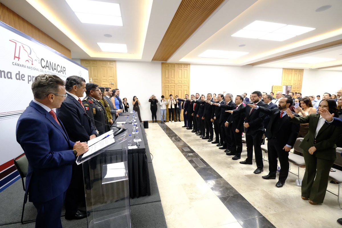 PabloLemusN's tweet photo. La Cámara Nacional del Autotransporte de Carga (@canacarmexico) es un sector clave en el desarrollo económico de nuestro estado, con quienes seguimos trabajando en equipo. Agradezco el impulso de Alfredo Cárdenas Garza por su gran labor realizada al frente y felicitamos a Daniel Flores Sahagún por la nueva encomienda como líder de la Delegación Jalisco. 

Nos comprometimos, con el apoyo de diputados estatales y federales, a darle avance a la propuesta de paraderos seguros para el transporte de carga. Queremos generar las mejores condiciones para que sus traslados sean seguros, invertimos en la rehabilitación y mantenimiento de la Red Carretera Estatal y la mejor tecnología como el próximo C5 para evitar robos a su mercancía.