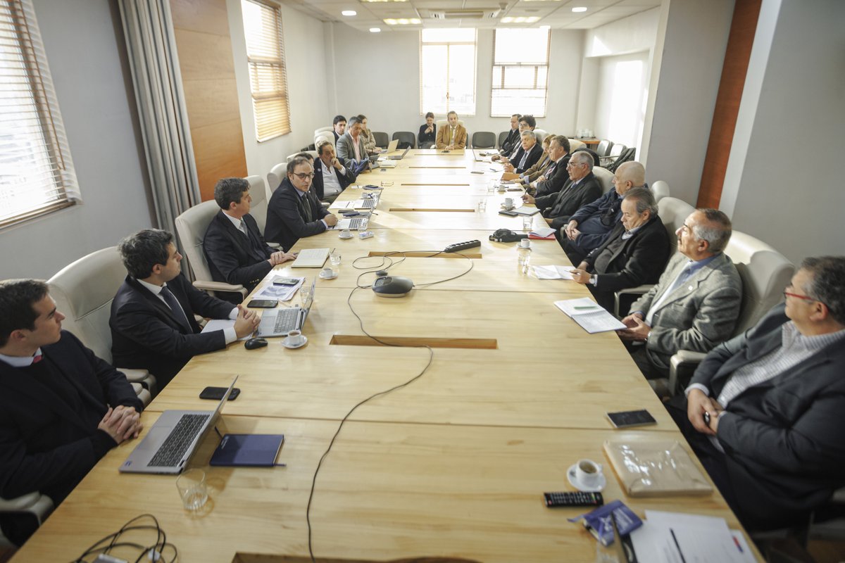 EconomiaSubse's tweet photo. ▶️Ministerios de Hacienda y Economía instalan mesa de trabajo con gremios MiPymes para buscar mejoras tributarias y regulatorias.

La reunión fue encabezada por el subsecretario de Economía y Empresas de Menor Tamaño, Karlfranz Koehler, y el coordinador de Políticas Tributarias del Ministerio de Hacienda, Sebastián Vallebona.

📅 Según el cronograma definido, la mesa trabajará en propuestas hasta septiembre, con el objetivo de contar con un proyecto de ley antes de fin de año.

Conoce más en 👇 https://t.co/MzHjRXLUgA