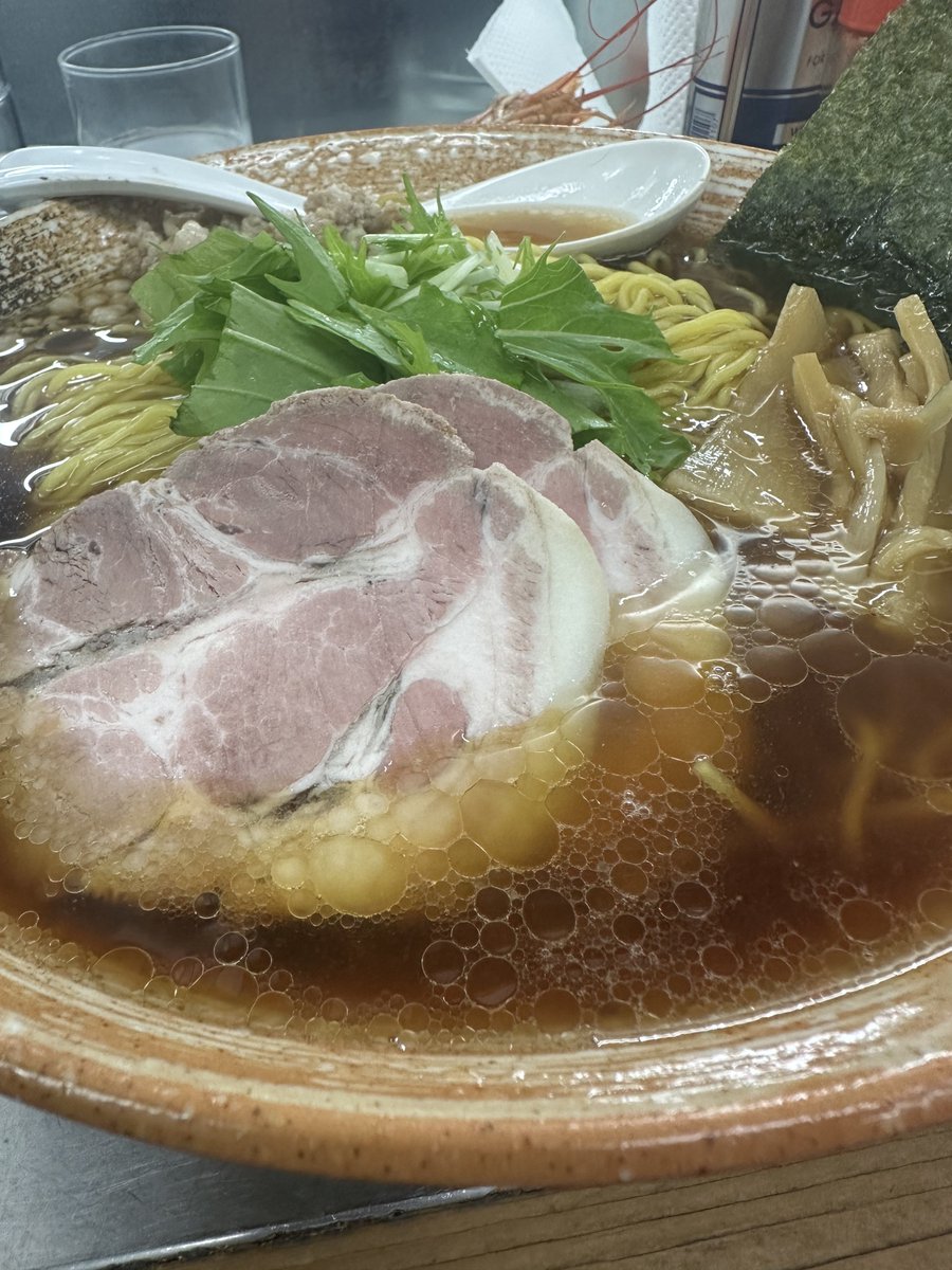 aranami831's tweet photo. 神保町 覆麺智
第3週火曜の出汁処の寸胴はアルゼンチン赤海老でギッチギチ！刺身用の海老の鮮度に感嘆していると茹で海老がドーン！此処は海老天国なのか…！満を持して海老出汁を一口啜ると円く纏めようとするカエシを朝一フレッシュな海老の旨味が突き破って海老海老海老のSPLASH！ご馳走様でした！ https://t.co/oZ0VMDrAfQ