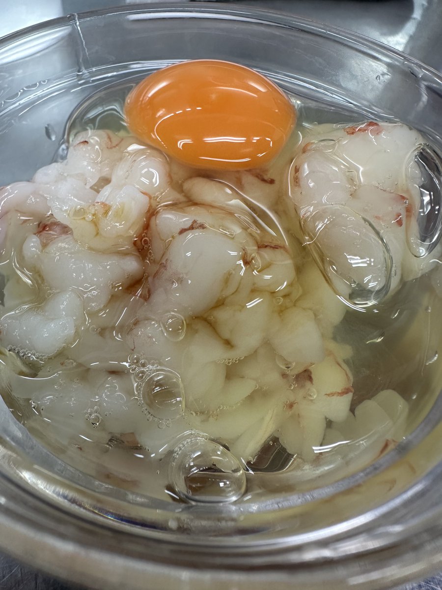 aranami831's tweet photo. 神保町 覆麺智
第3週火曜の出汁処の寸胴はアルゼンチン赤海老でギッチギチ！刺身用の海老の鮮度に感嘆していると茹で海老がドーン！此処は海老天国なのか…！満を持して海老出汁を一口啜ると円く纏めようとするカエシを朝一フレッシュな海老の旨味が突き破って海老海老海老のSPLASH！ご馳走様でした！ https://t.co/oZ0VMDrAfQ