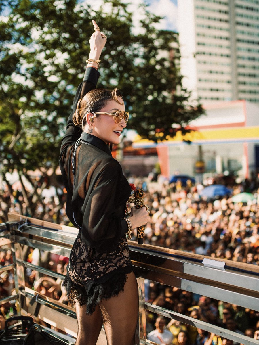 ClaudiaLeitte's tweet photo. Das muitas honras de ontem, em Caruaru, ter a Orquestra de Pífanos no trio é algo que segue transbordando meu coração! A mistura, a fusão, faz parte da minha essência e ter um pouquinho da cultura pernambucana no meu trio, na minha Feira de Especiarias, é algo profundamente inspirador! A nossa mistura gerou algo único e a gente sentiu isso! Obrigada, minha Caruariviiiiissss!!! ❤️‍🔥 #Drilha #Caruaru #SãoJoao