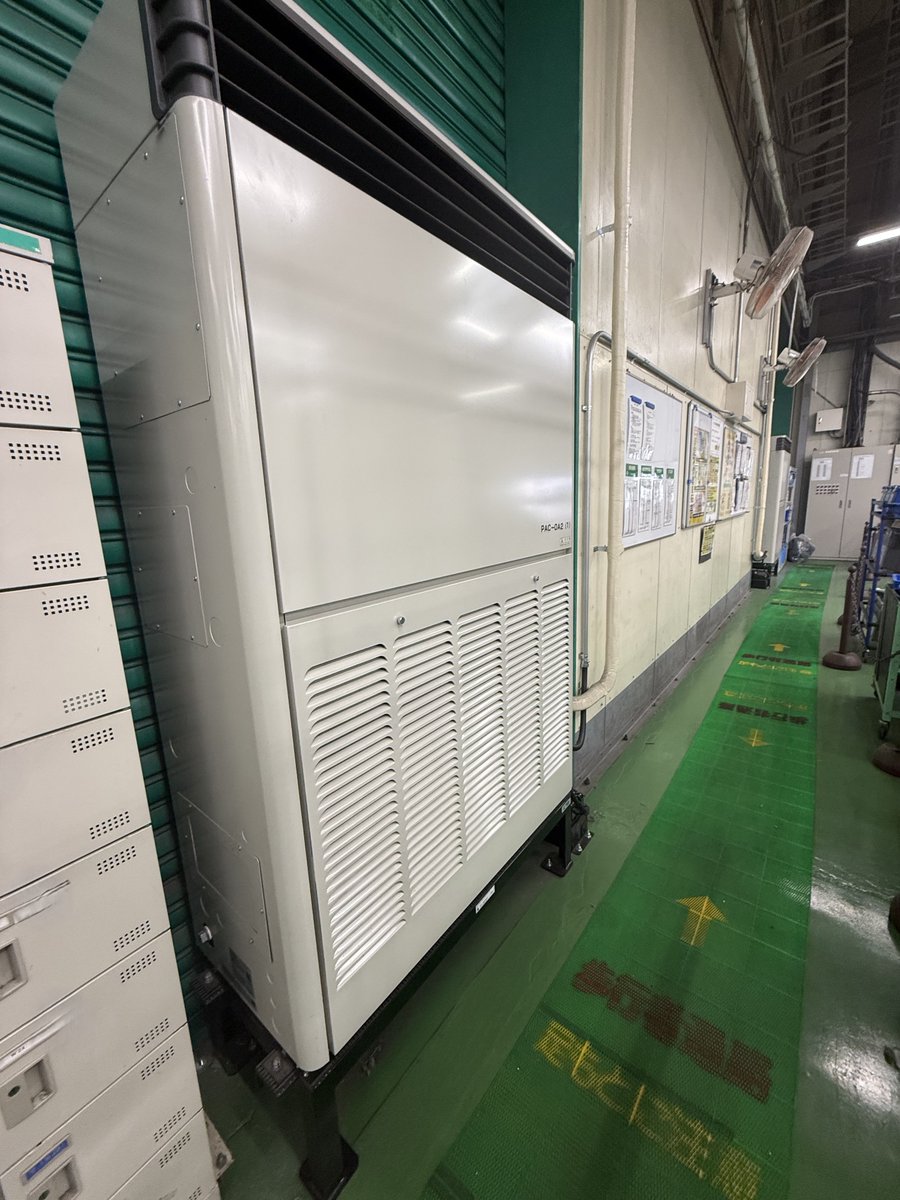 HCS_1998's tweet photo. 年々猛暑日が増える中で、ついに酷暑日という日も設定されました。
    当社では働きやすい環境を維持するため、新たにOAエリアにエアコンを計４台設置しました。
    今年も夏はもうすぐです。
    夏に負けないよう、今のうちに備えておきましょう！
    #家電リサイクル #工場見学 #熱中症対策 https://t.co/85UvdJyIPM