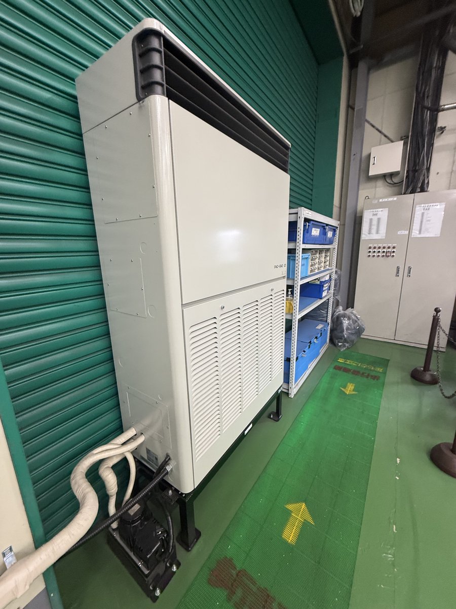 HCS_1998's tweet photo. 年々猛暑日が増える中で、ついに酷暑日という日も設定されました。
    当社では働きやすい環境を維持するため、新たにOAエリアにエアコンを計４台設置しました。
    今年も夏はもうすぐです。
    夏に負けないよう、今のうちに備えておきましょう！
    #家電リサイクル #工場見学 #熱中症対策 https://t.co/85UvdJyIPM