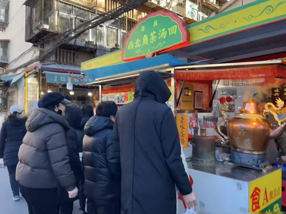 prathima16's tweet photo. Late night cravings hit. Nothing fixes it like a warm bowl of miso soup and a grilled pork bun from the tiny street stall around the corner. https://t.co/KteqZkTugb