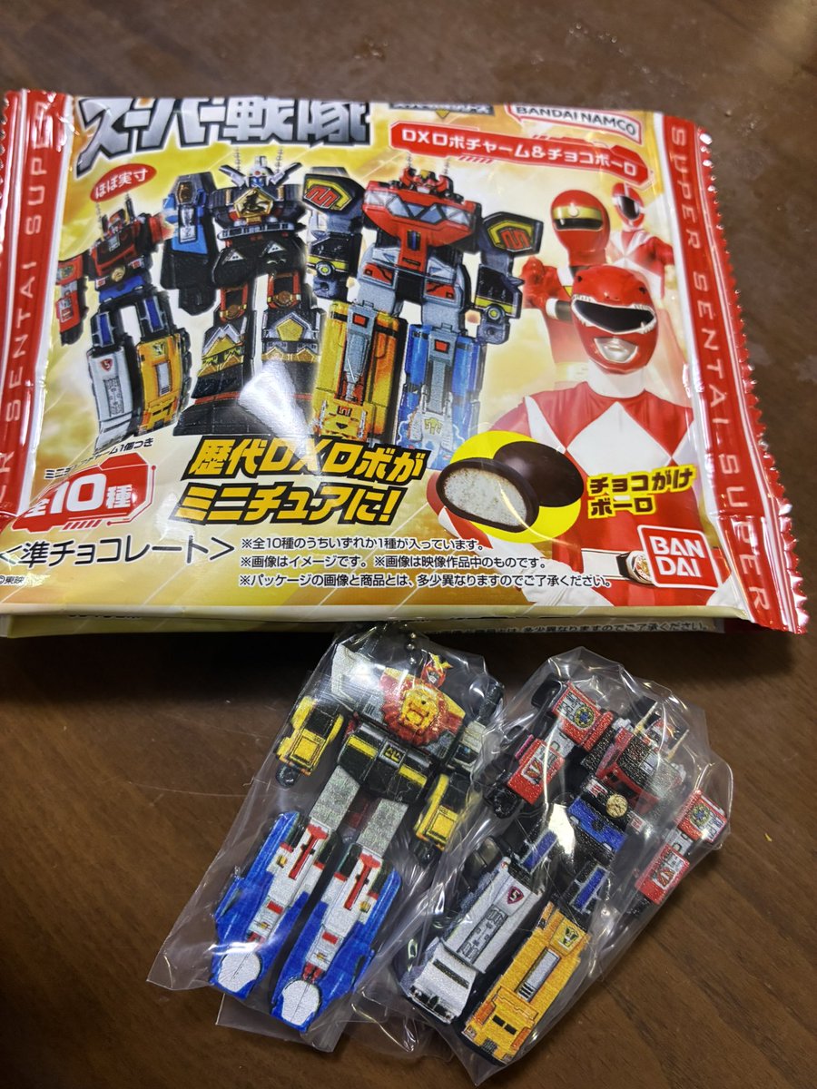 omonmaoh's tweet photo. 食玩 スーパー戦隊DXロボロボチャーム＆チョコボーロ 2つ開封して

ライブロボ(直撃世代)
RVロボ(どなたですか？)

がキタ━(゜∀゜)━!  ガオキングや実物もってるダイボウケンが欲しかっけどライブロボで大満足！

チョコボーロはすげーあまい！ https://t.co/a7qJuskJEE