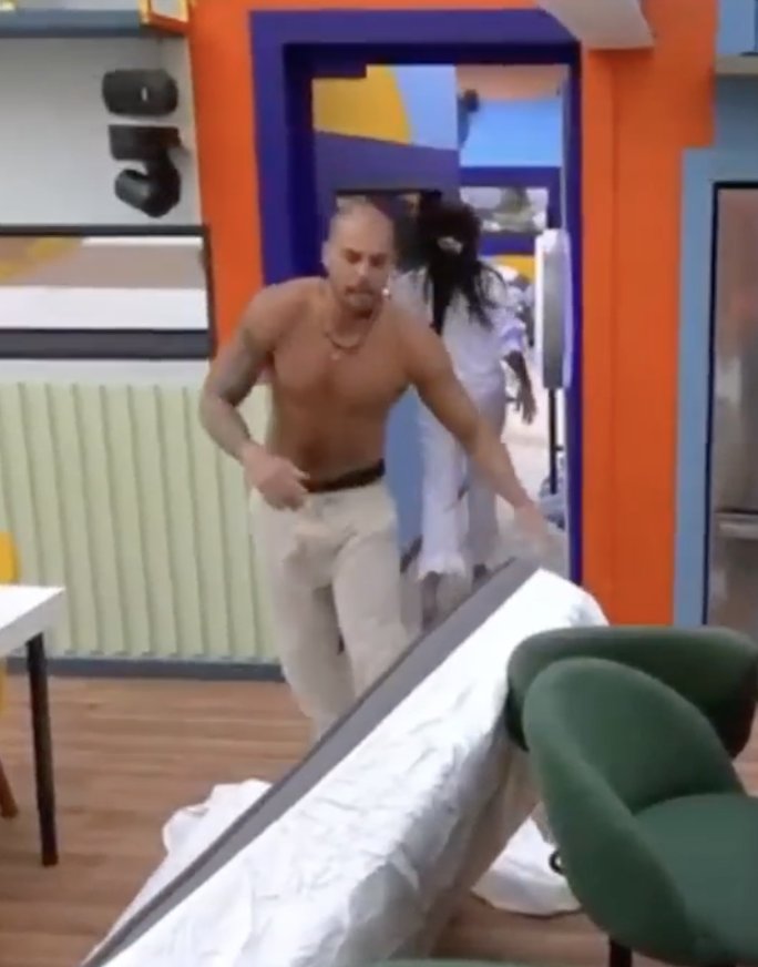 Vive_Carpe's tweet photo. Si Fabio hubiese sacado con ayuda de Oriana el colchón de Seliné, ¿también te hubiese parecido un gran hombre y ella una gran mujer?

Qué persona más más falsa eres, por favor.

Hay que decírtelo.

#LCDLF6 https://t.co/VgjAztSDUV