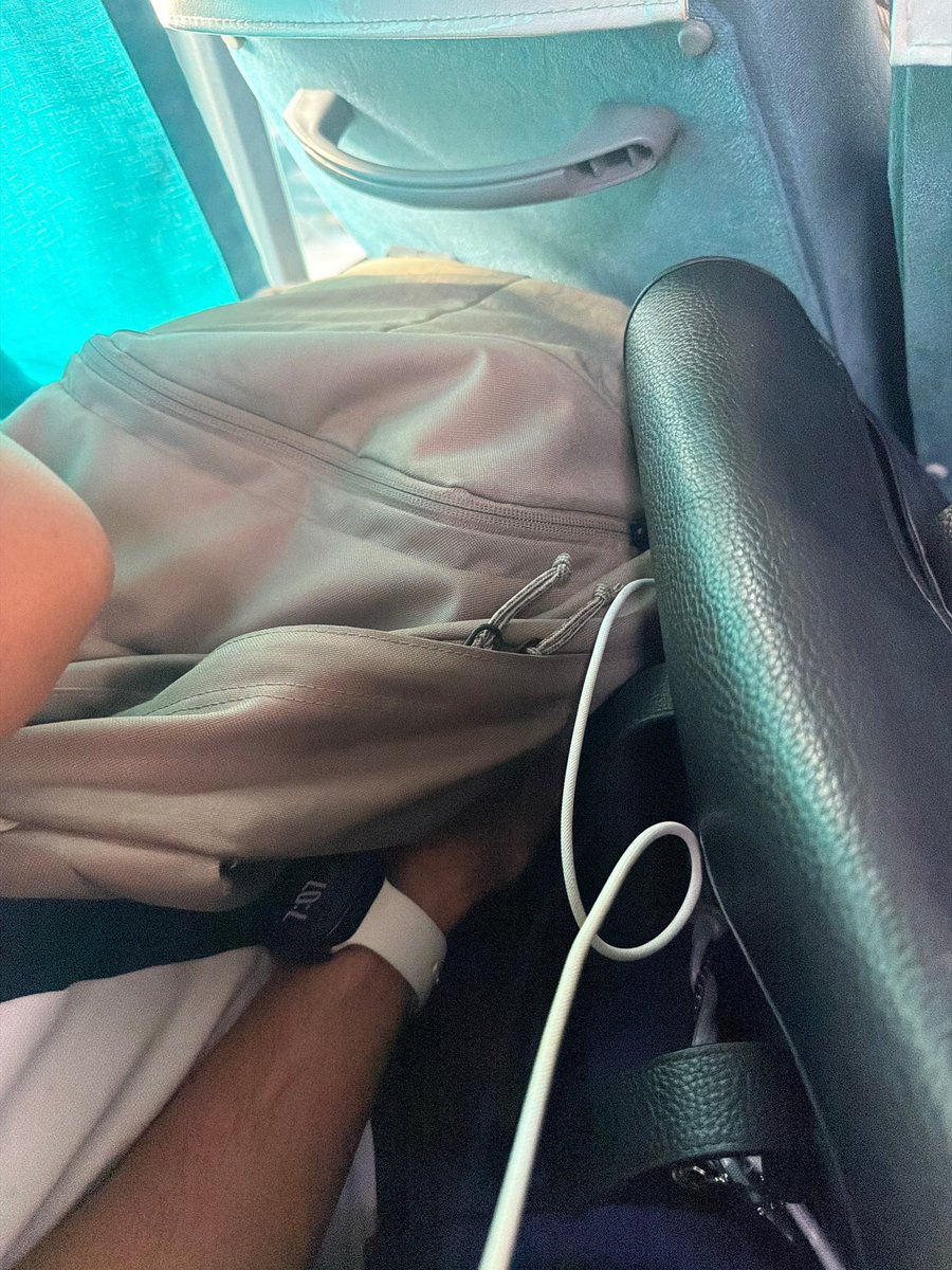 Top_byjon's tweet photo. May nakipagtitigan sakin sa bus then kinapa titi ko haha sarap kinapa ko din daks sya haha ayun nagpajakol nkakakaba lang haha buti may kurtina ang bus... #outdoor #cruising #alterpinoy #alternewbie https://t.co/kol2rqFyJY
