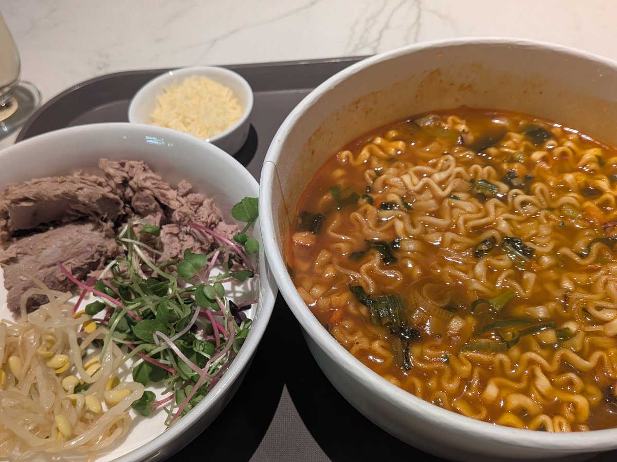 xiahriry's tweet photo. 新設された、大韓航空のラウンジ✨ラーメンライブラリー等楽しかった☺♥袋麺の機械調理〜適当にトッピング😁
アルコールもカクテルまで充実してました♥まずはスパークリングワイン〜。 https://t.co/dY8n9ltmBf
