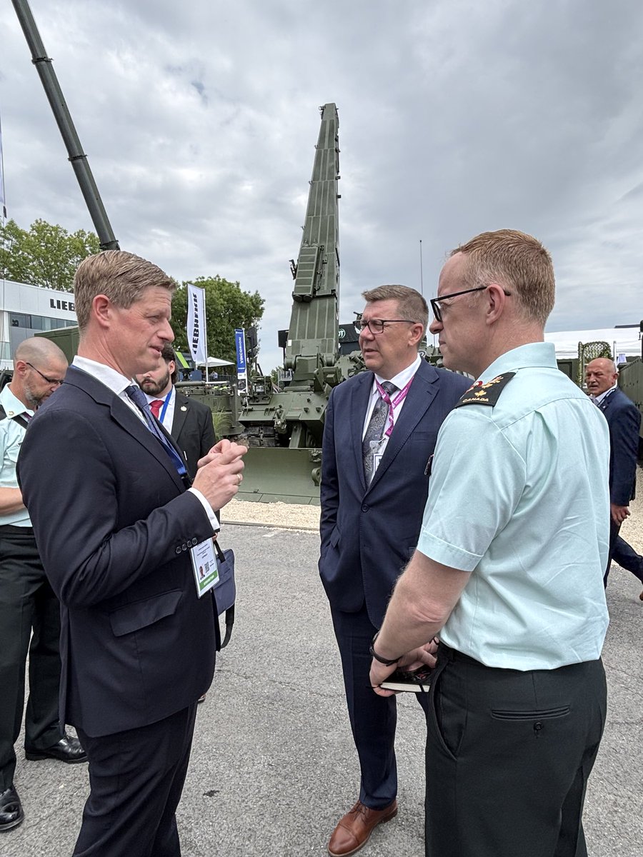 PremierScottMoe's tweet photo. Saskatchewan companies are showing the world what we bring to the table at the world-leading defence expo.

From manufacturing to critical minerals, Saskatchewan is proving it can compete on the global stage and create more opportunities back home. 

Proud to see Saskatchewan businesses leading abroad.