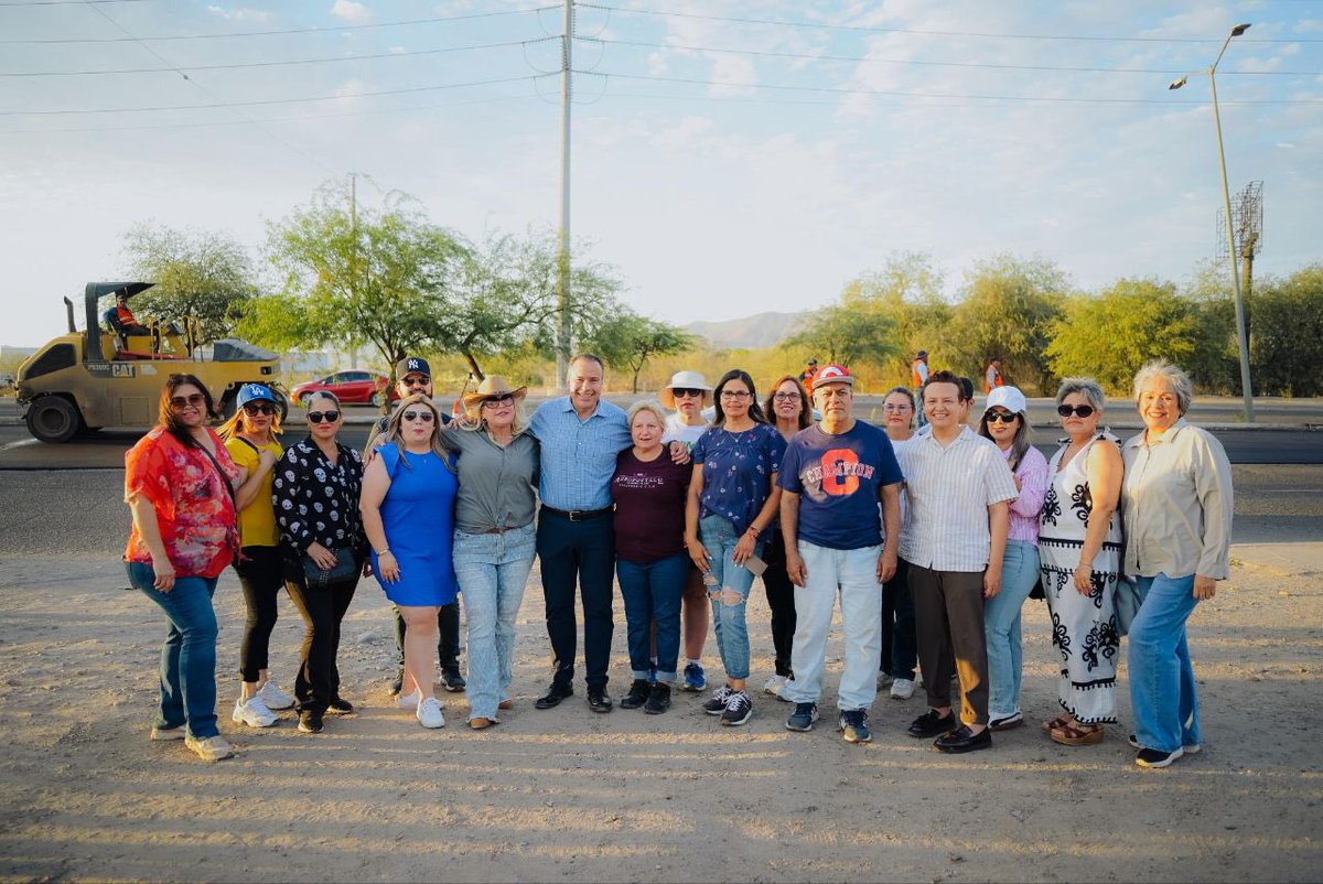 poder_sa's tweet photo. Residentes de colonias del norte de Hermosillo acompañaron al presidente municipal Antonio Astiazarán en la supervisión del recarpeteo en proceso del bulevar Juan Bautista de Escalante, obra en la que se aplica una inversión municipal directa de más de 15 millones de pesos. https://t.co/LPwhF4WKGx