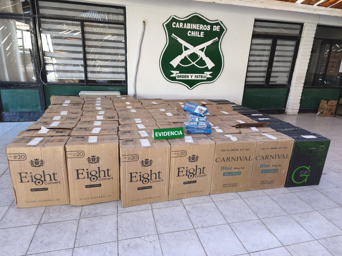 CarabTarapaca's tweet photo. #Tarapacá: Carabineros de la Tenencia #Ujina (F) sacó de circulación un camión con cargamento de contrabando. Las especies (alimentos y cigarrillos) pretendían ser distribuidas informalmente, amenazando la salud de la comunidad. 👮‍♂️✨
#OrdenYPatria https://t.co/OTbYlqCNq5